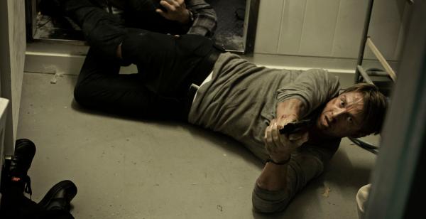 Bild 1 von 4: Philip (Johannes Lassen) kann sich gegen seine Entführer aufbäumen, wird aber kurz darauf überwältigt und weggesperrt.