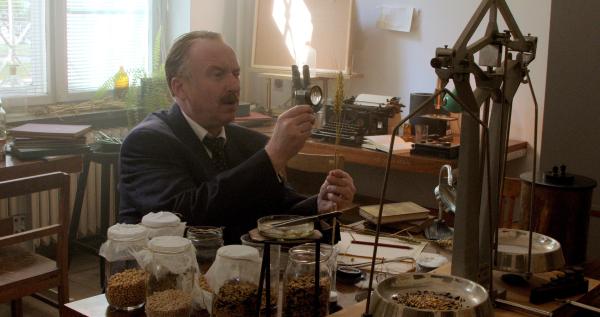 Bild 1 von 4: Der Botaniker Nikolai Wawilow erforschte und revolutionierte die Pflanzenzucht - unter anderem, um seinen Traum von einer Welt ohne Hunger zu verwirklichen. Doch dem stalinistischen Regime ist er ein Dorn im Auge.