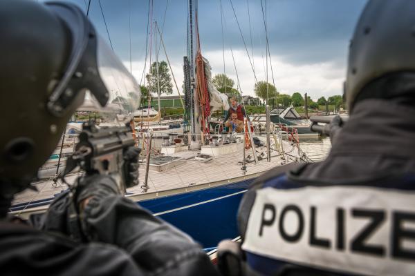 Bild 1 von 10: Henning Volland (Matthias Ziesing, M.) hat sich mit seinem Sohn Emil (Bruno Alexander) auf dem Segelboot seines Freundes verschanzt.