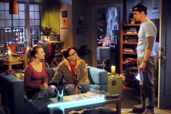 Bild 1 von 26: Als Leonard (Johnny Galecki, M.) bei Penny (Kaley Cuoco, l.) ist, platzt Sheldon (Jim Parsons, r.) plötzlich rein und zerstört die romantische Stimmung ...