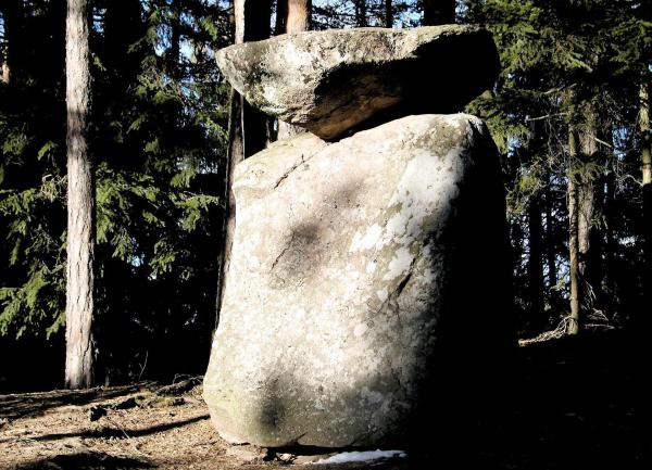 Bild 1 von 10: Im Bild: Rätselhafte Steinsetzung am Ritten in Südtirol. Der Stein wurde in der Kupferzeit gen Westen ausgerichtet. Dort, so glaubte man, lag das Totenreich.