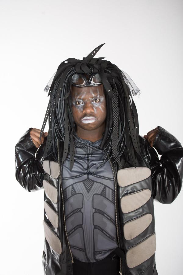 Bild 1 von 7: Sein ungewöhnlicher Cybergoth-Style macht Darius zum Kinderschreck und stößt auch unter Gleichaltrigen auf Ablehnung. Kann ihm das Umstyling Team einen Kleidungsstil verpassen, der seiner Persönlichkeit gerecht wird und dennoch gefälliger ist?