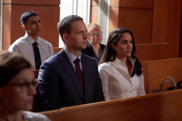 Bild 1 von 2: Rachel (Meghan Markle, l.) und Mike (Patrick J. Adams, M.) erleben das anwaltliche Versagen eines Kollegen, wodurch die Existenz des Mandanten bedroht ist. Mike beschließt zu helfen.