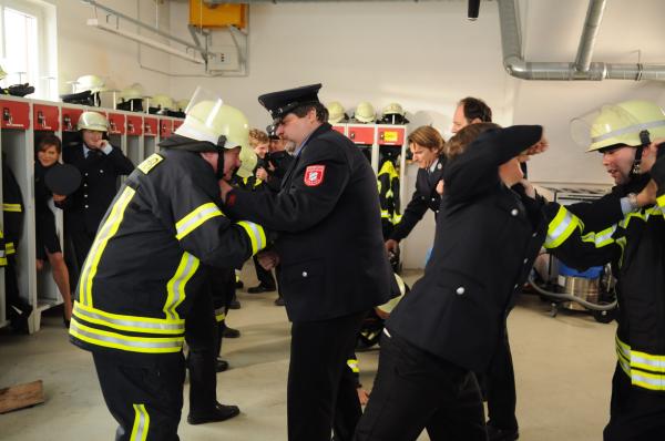 Bild 1 von 9: Die Mitglieder der beiden Feuerwehren gehen aufeinander los. Von links: Trixi Preissinger (Doreen Dietel), Xaver (Michael Schreiner), Sebastian Wildner (Herbert Ulrich), Huber Kirchleitner (Bernhard Ulrich) und Roland Bamberger (Horst Kummeth).