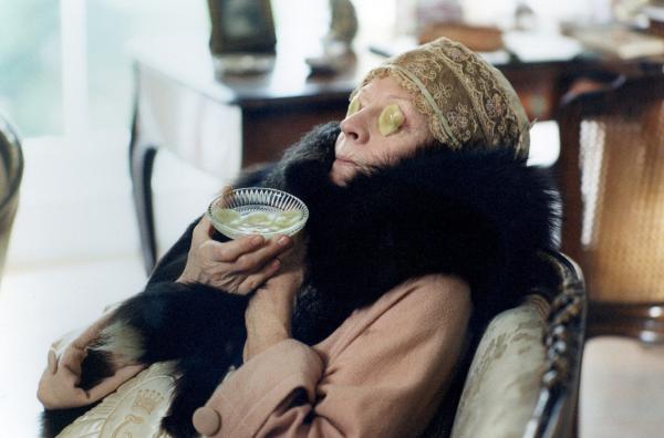 Bild 1 von 6: Die von Geldnot geplagte Gräfin Constance von Trentham (Maggie Smith) ist eine der zahlreichen Verdächtigen nach dem Mord an Sir William McCordle.