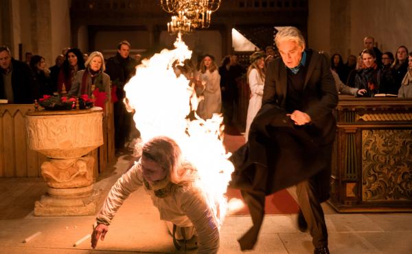 Bild 1 von 14: Malin Forsbergs (Ella Lundstro?m, M.) Umhang fängt Feuer, Robert Anders (Walter Sittler, r.) reagiert geistesgegenwärtig.