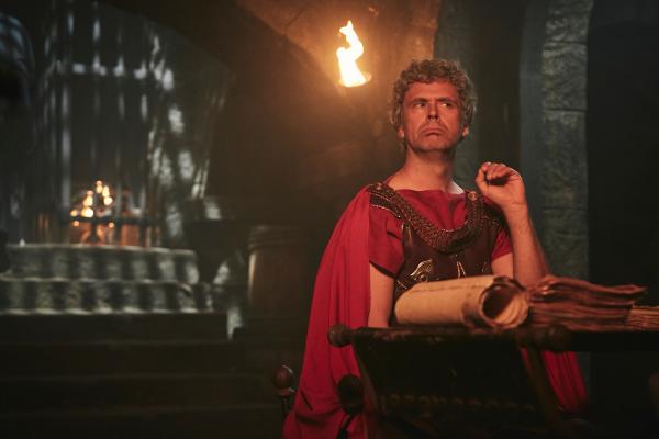 Bild 1 von 4: Ein römischer Legionär (Matthias Matschke) bei der sorgsamen Auswahl der nächsten Gladiatoren.