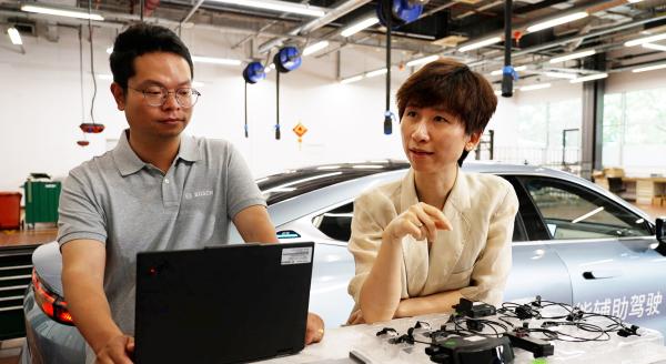 Bild 1 von 3: Ingenieure von Bosch entwickeln in China das ADAS-System. Sensoren, Kameras und Software sollen dem Autofahrer helfen sein Fahrzeug besser zu steuern.