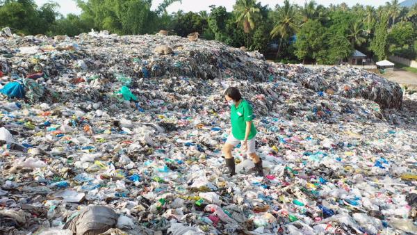 Bild 1 von 3: Merci Ferrer läuft über einen Müllberg in der städtischen Mülldeponie. Jedes Jahr stellt die Getränkeindustrie 470 Milliarden Plastikflaschen her, von denen die meisten nur einmal verwendet und dann weggeworfen werden. Die Folgen für die Umwelt sind verheerend.