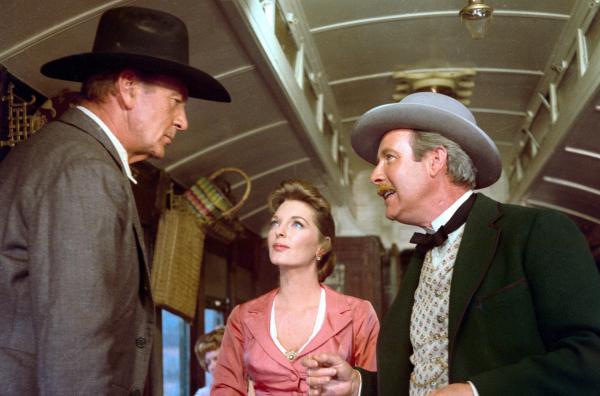 Bild 1 von 5: Der Kartenspieler Sam Beasley (Arthur O?Connell, re.) stellt auf der Zugfahrt nach Fort Worth dem Mitreisenden Link Jones (Gary Cooper, li.) die Sängerin Billie Ellis (Julie London, Mi.) vor. Noch ahnt keiner der drei, was ihnen bald bevorsteht.