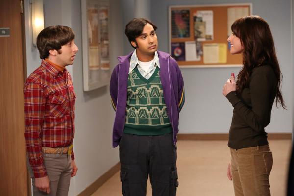Bild 1 von 8: Howard (Simon Helberg, l.) und Raj (Kunal Nayyar, M.) versuchen herauszufinden, wieso Sheldon jeden Nachmittag um viertel vor drei verschwindet. Sheldons Assistentin Alex Jensen (Margo Harshman, r.) kann ihnen jedoch auch nicht weiterhelfen. Ein Detektiv-Spiel beginnt ...