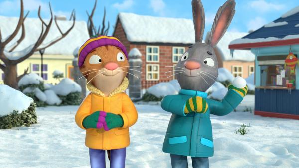 Bild 1 von 2: Pip startet eine Schneeballschlacht.