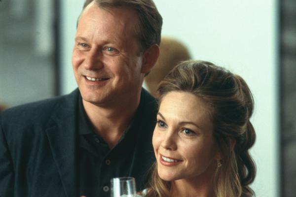 Bild 1 von 4: Das Ehepaar Erin (Diane Lane, r.) und Terry Glass (Stellan Skarsgård, l.) wirkt auf den ersten Blick sympathisch, hilfsbereit und warmherzig. Doch der Schein trügt, denn Erin und Terry stecken in Schwierigkeiten und würden alles tun, um diese zu beseitigen.