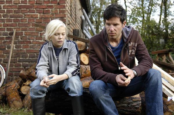 Bild 1 von 15: Leon (Tim Bergmann, r.) gewinnt das Vertrauen von Timo (Julius Nitschkoff, l.).