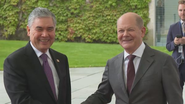 Bild 1 von 7: 2023 trifft der damalige Bundeskanzler Scholz den turkmenischen Volksrat-Vorsitzenden Gurbanguly Berdimuhamedow in Berlin, um neue Energieallianzen zu schließen.