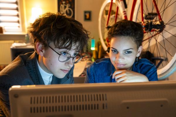 Bild 1 von 5: Nach dem verpatzten Referat durch Noah, arbeitet Ava (Mia Stieber, re.) mit Joel (Samuel Koch) an einem neuen Projekt.