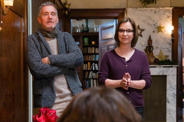 Bild 1 von 25: Im Bild: Paulines Mutter Wanda (Lena Stolze) und ihr Vater Birger (Hans-Uwe Bauer) haben der Familie etwas zu sagen.