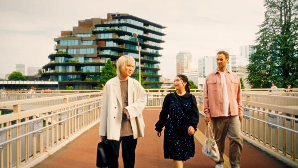 Bild 1 von 12: In Tokyo begleitet Leon (r.) zwei Japaner beim Dating.