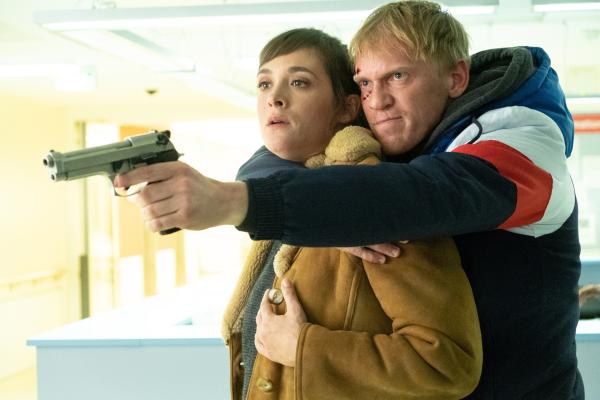 Bild 1 von 10: Milla (Friederike Becht) bedroht Norman (Pit Bukowski), doch als ihre Polizeikollegen dazu stoßen, wendet sich das Blatt und Norman nimmt sie als Geisel.