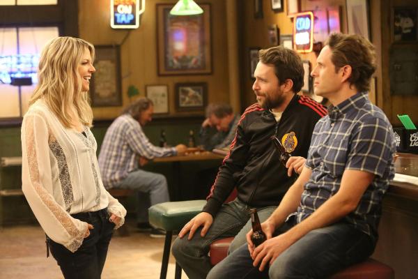 Bild 1 von 8: (v.l.n.r.) Dee Reynolds (Kaitlin Olson); Charlie Kelly (Charlie Day); Dennis Reynolds (Glenn Howerton)