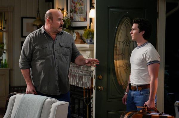 Bild 1 von 14: Jim McAllister (Will Sasso, l.); Georgie Cooper (Montana Jordan, r.)