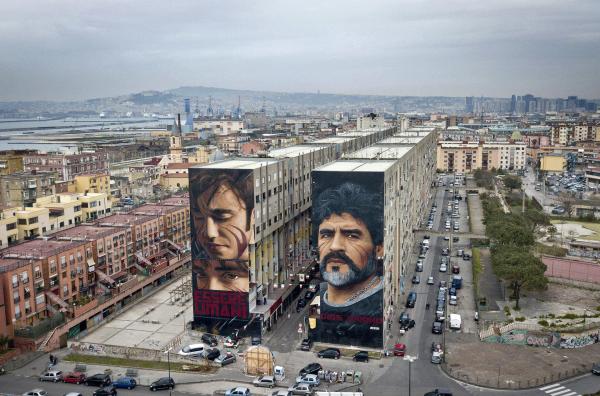 Bild 1 von 6: Wandbild von Diego Maradona (re.) in Neapel