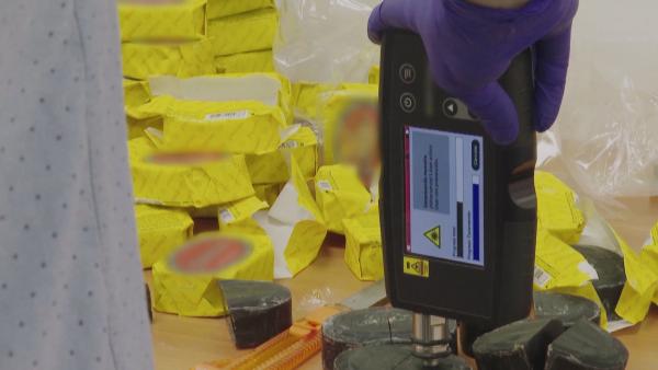 Bild 1 von 2: Die Ermittler überprüfen mit einem Spezialscanner die verdächtigen Seifenstücke aus einem Koffer.