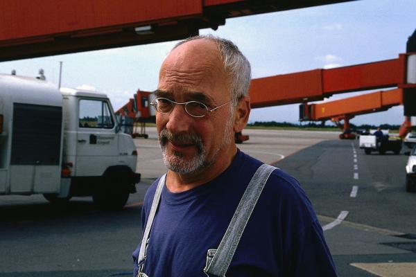 Bild 1 von 3: Überall auf dem Rollfeld sucht Peter (Peter Lustig) seinen Koffer. Vielleicht ist er ja vom Gepäckwagen gefallen und liegt irgendwo im Flughafengelände.