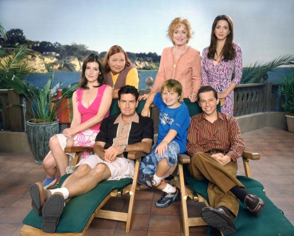 Bild 1 von 12: (2. Staffel) - Am Strand von Malibu (v. hinten l. nach vorne r.): Berta (Conchata Ferrell), Evelyn (Holland Taylor), Judith (Marin Hinkle), Rose (Melanie Lynskey), Charlie (Charlie Sheen), Jake (Angus T. Jones) und Alan (Jon Cryer)