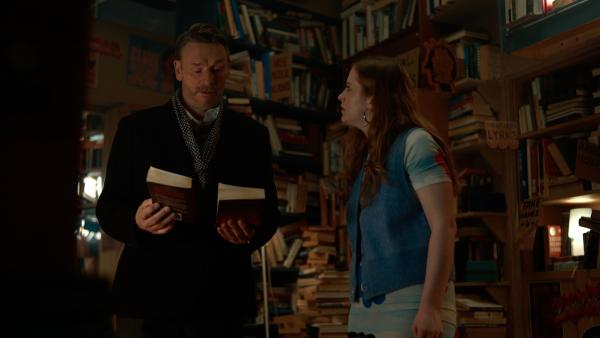 Bild 1 von 3: Jen (Máiréad Tyers) erforscht mit George (Julian Barratt) ihre eigene Psyche - und ergründet dabei ihre tiefsten Ängste.
