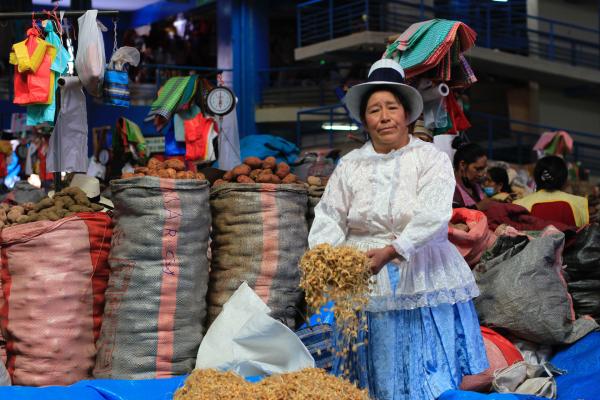 Bild 1 von 7: Auf dem Markt in Urubamba in Peru bietet die ländliche Bevölkerung ihre Waren an.
