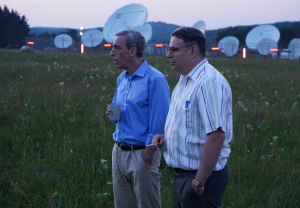 Bild 1 von 3: Auch wenn es nicht so aussieht: Frank (Alexander Schubert, l.) und Dave (Paul Sedlmeir, r.) haben eine bedeutsame Aufgabe. Sie sind bei der SETI für den Kontakt mit Aliens zuständig. Eine Herausforderung, bei der man immer aufmerksam sein sollte, auch in der Raucherpause.