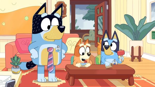 Bild 1 von 3: Bingo und Bluey spielen mit Papa Arbeit. Er engagiert sie als Mitarbeiter für seine Fabrik. Doch als Bluey das Kommando übernimmt, ist Papa unzufrieden, weil sie sehr streng ist und ihnen sogar das Tanzen verbietet.
