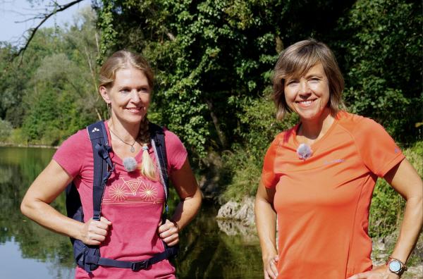 Bild 1 von 1: Vaude-Chefin Antje von Dewitz mit Annette Krause bei einer Flusswanderung auf der Argen.