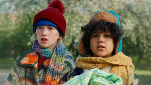 Bild 1 von 4: Saïd (Adam El Bachiri) und Anna (Evy Hanse) bereiten sich auf den Schnee vor.