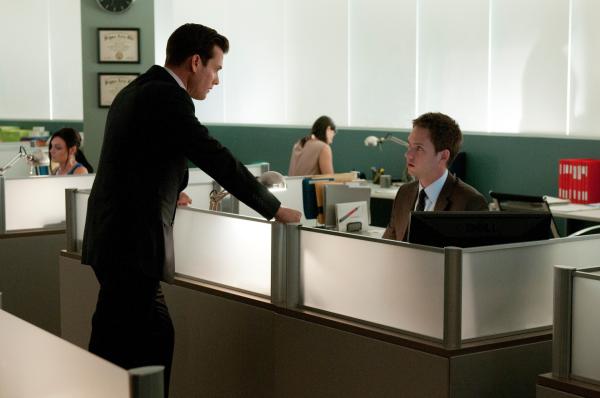 Bild 1 von 2: Mike (Patrick J. Adams, r.) tritt zu seinem ersten Scheinprozess in der Kanzlei an - doch statt Rückendeckung durch Harvey (Gabriel Macht, l.) erwartet ihn harte Konkurrenz und wenig Unterstützung.