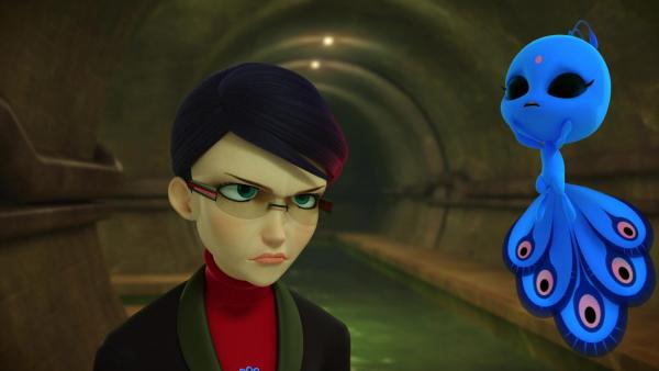 Bild 1 von 5: Als Lila bemerkt, dass Adriens und Marinettes Freundschaft immer enger wird, will sie ihren Plan, Marinettes Leben zum Alptraum zu machen, in die Tat umsetzen. Sie manipuliert alle engen Freunde von Marinette, damit sie sich gegen sie wenden, und schafft es sogar, dass sie der Schule verwiesen wird! Marinette ist verzweifelt, aber ein noch größeres Problem erwartet sie schon: Nathalie verwandelt sich in Mayura und kreiert ein neues Sentimonster â?¦ das genauso aussieht wie Ladybug! Sie manipuliert das Sentimonster und will die Miraculous von Ladybug und Cat Noir an sich reißen, indem sie Zwietracht zwischen den Superhelden sät. Wird die wahre Ladybug es schaffen, das Sentimonster zu besiegen? Und wird Marinette die Lügen von Lila aufklären und die Dinge richtigstellen können?