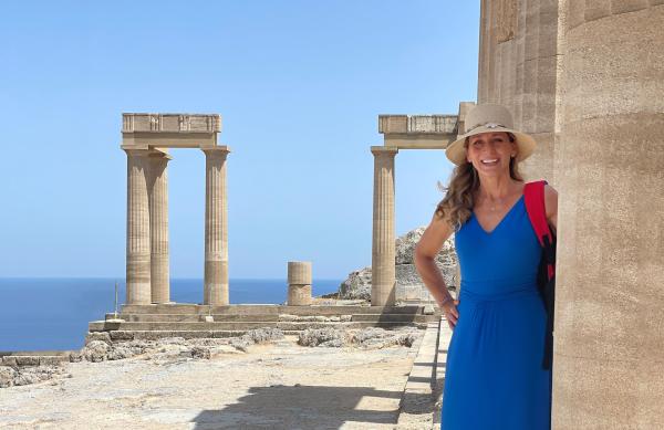 Bild 1 von 2: Die Akropolis oberhalb der verschachtelten Altstadt von Lindos ist das Ziel fast aller Touristen und Touristinnen auf Rhodos - und auch das von Tamina Kallert.