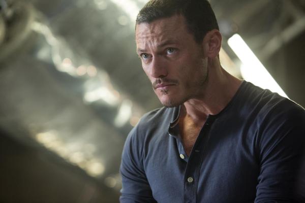 Bild 1 von 11: Der britische Ex-Soldat Owen Shaw (Luke Evans) plant den Raub von wichtigen Komponenten für eine Waffe, die das Kommunikationssystem eines ganzen Landes lahmlegen könnte. Wird er damit durchkommen?