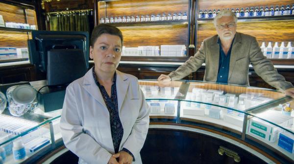 Bild 1 von 27: Im Bild: Der Inhaber Berno Siebert (Filip Peeters, re.) und seine Mitarbeiterin (Karla Trippel) in der Apotheke.