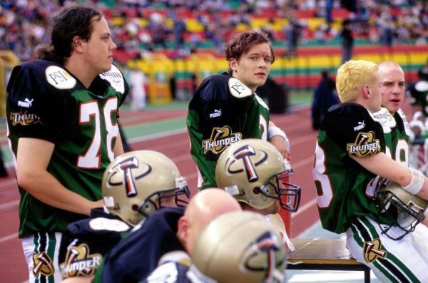 Bild 1 von 12: Jan (Matthias Schweighöfer, M.), hoch begabter Quarterback im Team der \