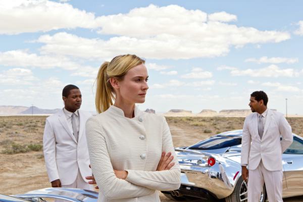 Bild 1 von 5: Die Sucherin (Diane Kruger) verfolgt mit ihren Kollegen (Komparsen) die Spur der Rebellen, um deren Widerstand zu brechen und ihre Körper mit neuen Seelen zu besetzen.