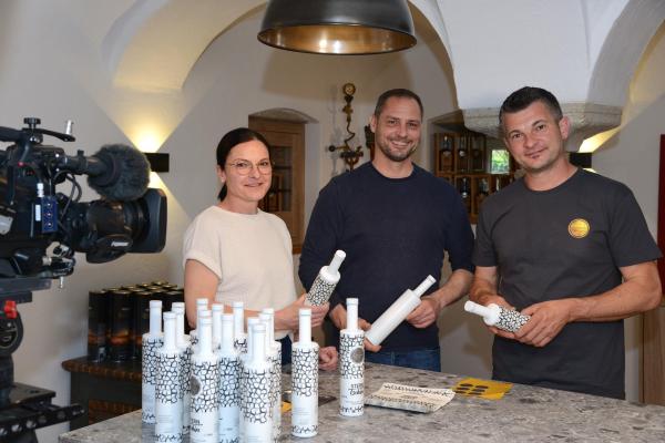 Bild 1 von 18: Im Bild: Hannes Wakolm, Schnapsbrenner aus Bad Leonfelden mit seiner Schwester und Regisseur Manfred Hoschek.