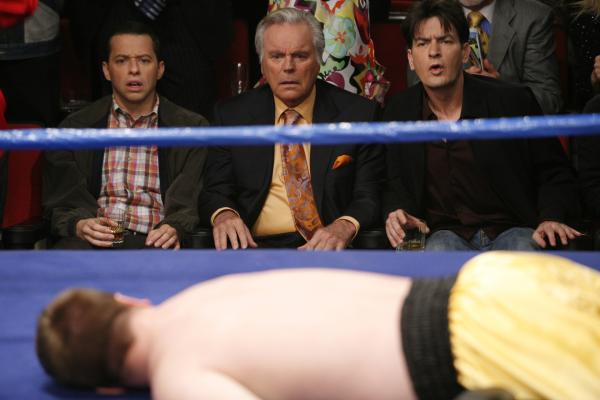 Bild 1 von 8: Charlie (Charlie Sheen, r.) und Alan (Jon Cryer, l.), lassen sich von Teddy (Robert Wagner, M.) zu einem Boxkampf in Las Vegas einladen und sind beeindruckt von seinem Privatflugzeug, seiner Limousine und seiner Freigebigkeit, was Eiscreme und Prostituierte betrifft ...