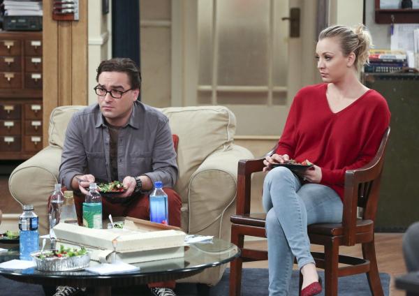 Bild 1 von 14: Haben sich um Sheldon gekümmert, als er krank war, haben dafür aber nur böse Worte von ihrem Freund bekommen: Leonard (Johnny Galecki, l.) und Penny (Kaley Cuoco, r.) ...