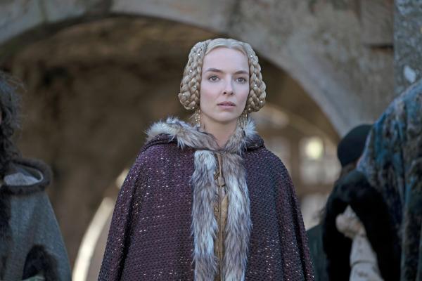 Bild 1 von 5: In schicken Gewändern begleitet Marguerite de Carrouges (Jodie Comer) ihren Mann zu Feierlichkeiten.