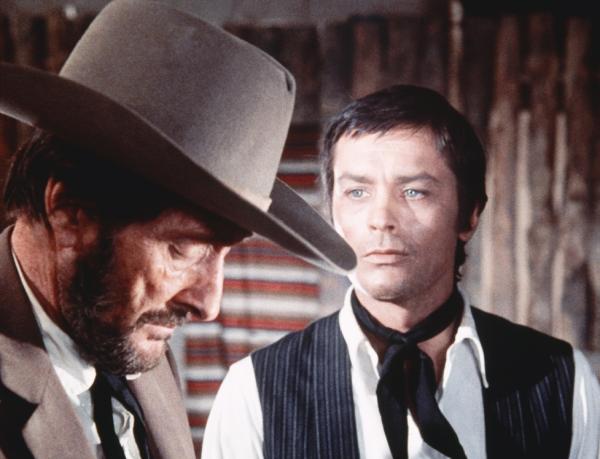 Bild 1 von 3: Hyatt (Anthony Dawson, l.) hat schlechte Nachrichten für Gotch \