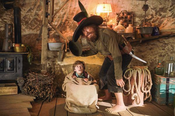 Bild 1 von 5: Der Räuber Hotzenplotz (Nicholas Ofczarek) hat Kasperl (Hans Marquardt) in einem Kartoffelsack in seine Räuberhöhle verschleppt und überlegt nun, was er mit ihm anstellen soll.