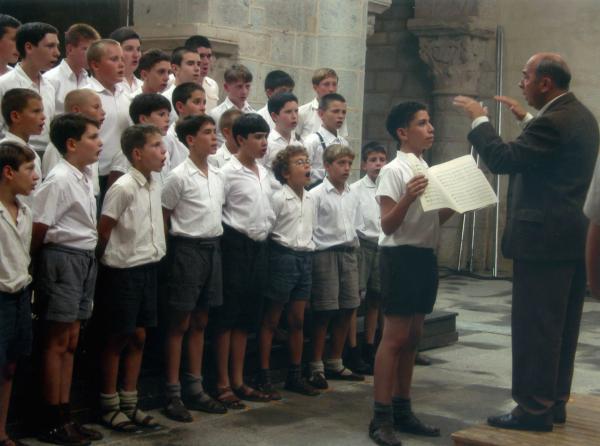 Bild 1 von 5: Im Jahr 1949 verdingt sich der arbeitslose Musiker Clément Mathieu (Gérard Jugnot) als Hilfslehrer in einem Internat für schwer erziehbare Jungs. Dessen zynischer Schuldirektor hat die Kinder, meist Kriegswaisen oder Söhne lediger Mütter, schon abgeschrieben und traktiert sie mit Prügel und Karzer. Mathieu aber hat eine andere Idee: Als die wilden Jungs mal wieder außer Rand und Band sind, lässt er sie vorsingen und kanalisiert ihre Energie in einen Chor.