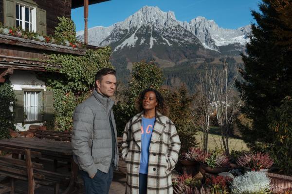 Bild 1 von 15: Im Bild: Kirsten Sevic (Denise M?Baye) und Andraes Unger (Jakob Seeböck) machen sich Sorgen um ihre gemeinsame Freundin.